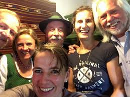 Heute waren Kamerafrau Jutta Anna Wirth und Naturfilmer Erich Pröll zu  Besuch. Für eine Almtal-Doku haben sie eine Sage mit Zeitzeugen und  Freunden bei uns in der Stube aufgenommen. War und eine