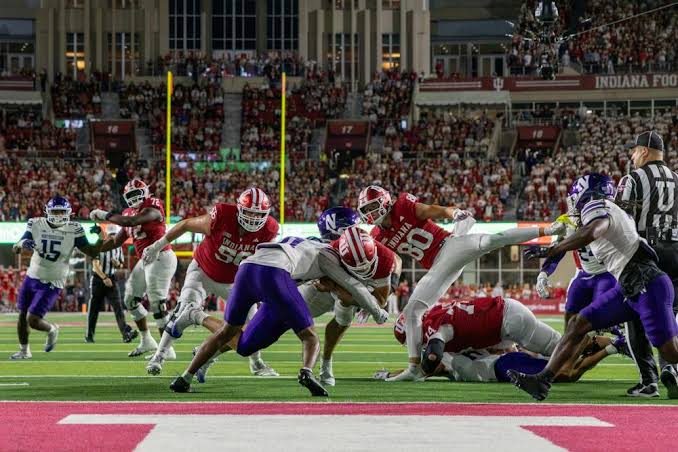 PHOTOS: Indiana football scrapes past Northwestern 29-23 - Indiana Daily  Student