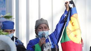 Elisa loncón, reconocida académica, lingüista y defensora de los pueblos indígenas que pertenece al pueblo mapuche, se convirtió este domingo en presidenta de la convención constitucional de chile. Oivbrq61cocghm