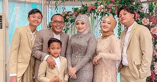 Tiada mungkin akan terobati derita karena patah hati ini kecuali ia mau kembali untuk hidup bersamaku lagi mengapa dulu ku terlalu cinta mengapa dulu ku terlalu sayang. Romantisnya Lirik Lagu Sule Dan Nathalie Holscher Satu Di Hati Okezone Celebrity