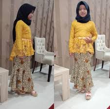 Fashion yang cocok untuk acara semi formal wisuda, pesta, kondangan, resepsi, rapat perusahaan & lamaran tunangan. 4 Model Kebaya Yang Lucu Dan Modis Untuk Anak Bisa Jadi Ide Desain Kebaya Untuk Si Kecil