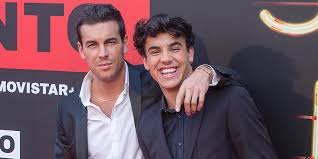 Mario casas se ha convertido en el christian grey ibérico gracias a la nueva serie de movistar+, 'instinto'. Mario Casas Y Oscar Casas Contentos Y Enamorados Hablan De Sus Novias En La Presentacion De Instinto Bekia Actualidad