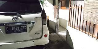 Mobil beserta kendaraan lainnya juga garasi mobil smping rumah model memanjang ini juga tampak terbuka pada sisi depan dan 14. Jd On Twitter Barangkali Ada Yang Tau Ini Mobil Siapa Yang Parkir Di Depan Rumah Saya Dan Nutup Pintu Rumah Saya Bisa Disampein Nanti Ya Kalo Ini Emang Bangsat Https T Co Jk3fvol9hn