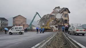 Ein kleines haus in china steht momentan im blickpunkt der öffentlichkeit. Haus Mitten In Der Schnellstrasse Jetzt Gibt Ein Chinesisches Ehepaar Doch Auf