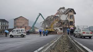 In china wurde eine autobahn um ein kleines haus herum gebaut, nachdem die besitzerin sich jahrelang geweigert hatte, zu verkaufen und nach angaben des fernsehsenders guangdong tv handelt es sich bei dem anwesen um ein einstöckiges, 40 quadratmeter großes haus. Haus Mitten In Der Schnellstrasse Jetzt Gibt Ein Chinesisches Ehepaar Doch Auf