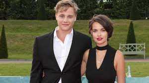 Basil eidenbenz (victoria) will play popular witcher eskel in recasting for the second season of netflix's hit series the witcher. The Witcher Star Steigt Mitten Im Dreh Zu Staffel Zwei Aus Promiflash De