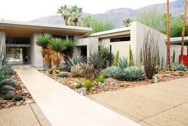 Modernist gardens have clean lines, sharp angles, and a clear demarcation of space as seen in the front garden shown above. Required Reading The Mid Century Modern Garden By Ethne Clarke Gardenista Mid Century Modern Garden Modern Landscape Design Modern Garden