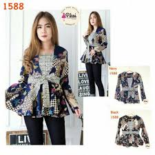Tidak hanya itu, baju batik juga di wajibkan untuk di pakai pada banya sekali contoh model baju batik kantoran yang bisa anda jadikan acuan dalam menggunakannya. Blouse Batik Wanita Kekinian Noortjes Design Blouse Design