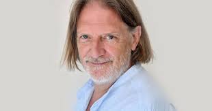 Het complot ontrafeld van journalist bas haan. Zeg Klusjesman En Bij Velen Gaat Plots Een Lichtje Op Theo Hakkert Tubantia Nl