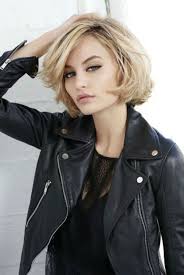Carre Court Blond Avec Meche Sur Le Cote Carre Court Blond Coiffures Carre Coupe Cheveux Mi Long Carre