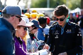 The red flag was instantly brought out and millan received emergency treatment on track, before he was airlifted to zaragoza hospital. George Russell Fast Die Ganze Familie Ist Beim Formel 1 Debut Dabei