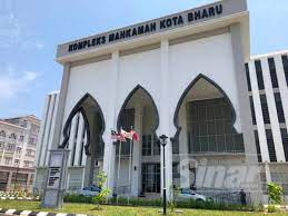 Terdahulu, bintang youtube yang juga merupakan pengarah drama siaran media sosial itu tiba di mahkamah majistret kota bharu jam 10.35 pagi tadi diiringi polis. Lelaki Dijel Dua Tahun Baling Lesung Batu Ugut Bunuh Bapa