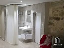 Chouette idée de salle de bain moderne en marbre vert sur les murs, lustre baroque, baignoire gris, sol marbre noir, photo décoration murale salle de bain, idee salle de. Salle De Bain Ouverte Sur Une Chambre Et Solution Galbobain