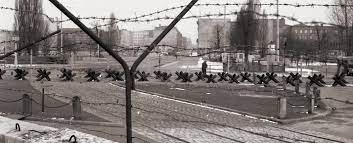The berlin wall was a guarded concrete barrier that physically and ideologically divided. Gedenkstatte Berliner Mauer Die Berliner Mauer Aufbau Der Grenzanlagen