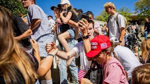 Nhà hoạt động bảo thủ Hoa Kỳ Charlie Kirk bị bắn chết | SBS Vietnamese