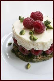Entremet D Ete Dacquoise Pistaches Framboises Fraiches Et Mousse Au Citron Dacquoise Pistache Gateaux Et Desserts Recette Dessert