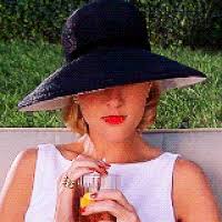 Parent trap star elaine hendrix partners with evian to give out special edition water bottles elaine hendrix, who played meredith blake, got back in her matching black tracksuit (and mini backpack. Why Parent Trap Fans Are Now Rooting For Meredith Blake The Villain In The Lindsay Lohan Classic The Washington Post