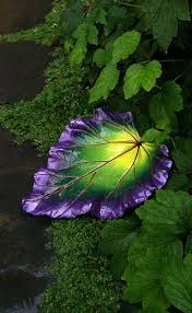 Bird Feeder Cement Rhubarb Leaf In Chartreuse Green Purple And Copper Jardineria Artistica Hojas De Cemento Decoraciones De Jardin