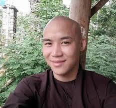 Thầy chùa bị tố bạo hành, ép bé trai 11 tuổi xem phim đồi trụy