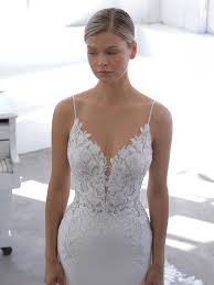 Frau hält blumenstrauß illustration, hochzeitseinladung braut brautkleid. Nigella Enzoani Designer Hochzeitskleider Braut Kleid Hochzeit