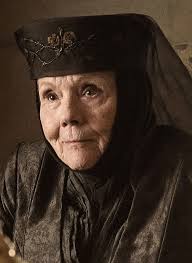 3) Olenna Tyrell: Lady Olenna Redwyne, también llamada Olenna Tyrell y  apodada la Reina de las Espinas, fue la anciana matriarca de la Casa Tyrell  y la última cabeza conocida de esa