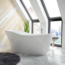 Neu ist nun der einsatz nicht nur als duschrückwand, sondern als spritzschutz überall dort, wo feuchtigkeit und nässe bekämpft werden sollen, also auch hinter dem waschbecken, der badewanne und der toilette. Bad Mit Dachschrage 10 Tipps Zum Einrichten