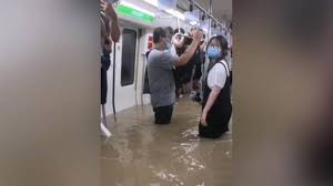 中國河南省於 18 日晚間降下暴雨，造成鄭州市區嚴重淹水，目前大雨雖暫時停歇，但各地災情仍舊不斷，中國政府已經緊急撤離十萬人，大水甚至淹入地鐵站中，造成 5 號線地鐵被迫停駛，所有乘客被困在車廂之中，隨著水位不斷上升，卻遲遲等不到救援，河南電視台一開始還說並無乘客，但隨後. Qn4y4v7wlnxrem