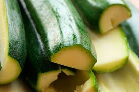 El calabacín tiene mucha agua y se reblandece rápido al cocinarse, aunque eso no tiene por qué ser algo malo. Cuanto Tiempo Hace Falta Para Cocer El Calabacin Cocina