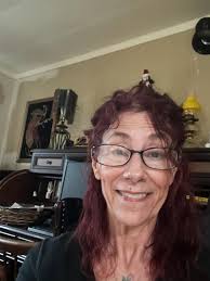 새; 힘의 상징 행복 사랑과 기쁨 우리 모두가 그의 길을 걷기를 바라는 대로 신에게 가까이 다가가는 느낌