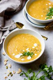 Mettete a bollire la zucca tagliata a pezzettini e le patate pelate e tagliate a pezzi. Zuppa Di Zucca Di Quinoa E Tacchino Con Una Base Di Brodo Di Osso Ricetta Semplice E Salutare