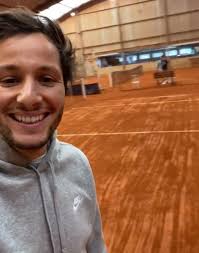 Vidéo. Le chanteur Vianney, nouveau licencié de l'Anille Braye Tennis en  Sarthe