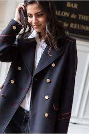 De coupe ajustée, ce modèle à double boutonnage en pure laine est doté de poches passepoilées à la taille et à la poitrine, d'une patte au dos et d'un grand col. Epingle Sur Fringues