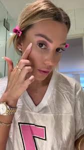 Hannah Howell's Instagram, Twitter & Facebook