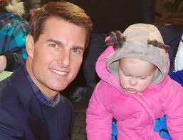 Bé 1 tuổi chụp ảnh với hơn 100 người nổi tiếng