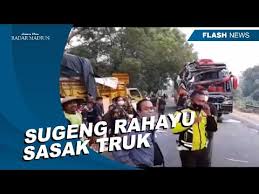 #trukcabe #sopirtrukcabesetelah menonton, jangan lupa klik tombol subscribe di atas dan nyalakan lonceng untuk notifikasi video terbaru langsung dari. Video Bus Vs Truk