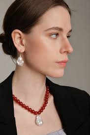 Collier de pendentif de perle de perles baroque d'agate rouge