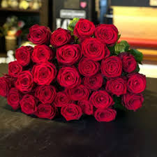 20 rose rosse con una rosa bianca al centro. 15 Rose Rosse A Gambo Lungo Edizione Limitata Di Maryflor Ordina Online Su Cosaporto
