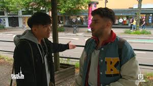 Karim und Elias gönnen sich eine kleine Auszeit… 💨 Und glauben plötzlich,  Charli mit einem Typen gesehen zu haben! 💔 Völlig panisch starten sie eine  wilde Verfolgungsjagd quer durch die Stadt. Doch ...