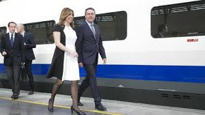 Resultado de imagen de MEMES SUSANA DIAZ VESTIDA COMO LA REINA LETIZIA