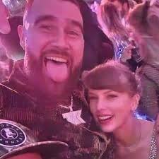 Taylor Swift et Travis Kelce partagent un baiser de minuit lors de la  soirée du réveillon du Nouvel An à Kansas City : r/TaylorSwift