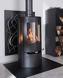 On Adore Ce Poele A Bois Offrant Une Vision Panoramique Des Flammes Son Design Epure S Integrera Poele A Bois Plaque De Protection Murale Poele A Bois Moderne