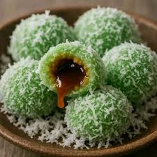 Resep Klepon Isi Gula Aren Lumer 🤤 - Bahan Kulit: - 200 gr tepung ketan putih - 1 sdm tepung beras - 150 ml air pandan (dari blenderan daun pandan + suji) -
