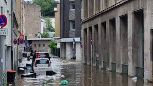 Segundo o último balanço oficial, há 42 vítimas mortais na alemanha na sequência de enchentes que transformaram ruas e riachos em torrentes violentas, destruindo carros e causando o desabamento. Cuqyey5qzixy6m