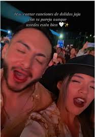 Novio Canta Dolido Frente A Su Novia En Concierto