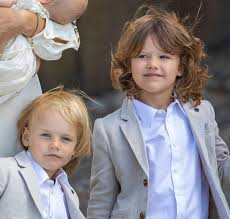 Sicher beginnen auch bald die spekulationen über mögliche paten oder sofias outfit für die taufe. Sofia Und Carl Philip Von Schweden Taufen Sohn Julian Stern De
