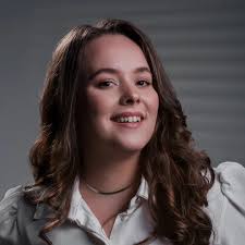 Lara De Oliveira • Facebook