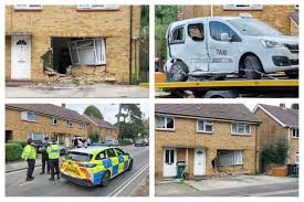 Banbury: Carro Joga Táxi Contra Casa! Rua Interditada! 🚨 - Imagen principal del artículo