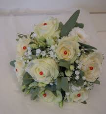 Bouquet De Mariee Avec Roses Gypsophile Et Eucalyptus Bouquet De Mariage Bouquet Mariee Photo Fleurs