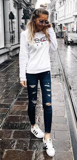 40 Trendy Casual Outfit Ideas To Upgrade Your Wardrobe Casual Outfits Outfits White Sweatshirt Outfit