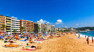 People go to lloret de mar to soak up the sun at lloret de mar beach and to enjoy the many top attractions like water world. Klimatabelle Lloret De Mar Wassertemperatur Beste Reisezeit Wetter